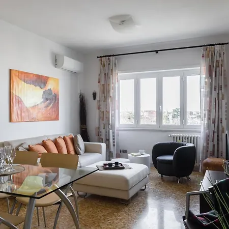 Apartment Amoretti Apartment, 6 Persone, 3 Camere, 2 Bagni, Balcone, Wi-fi, Metro B Monti Tiburtini Rome