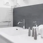Appartamento Amoretti Apartment, 6 Persone, 3 Camere, 2 Bagni, Balcone, Wi-fi, Metro B Monti Tiburtini *